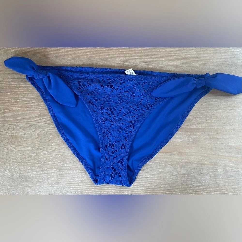 New aerie royal blue crochet bikini bottoms with tie sides, hygienic liner; L